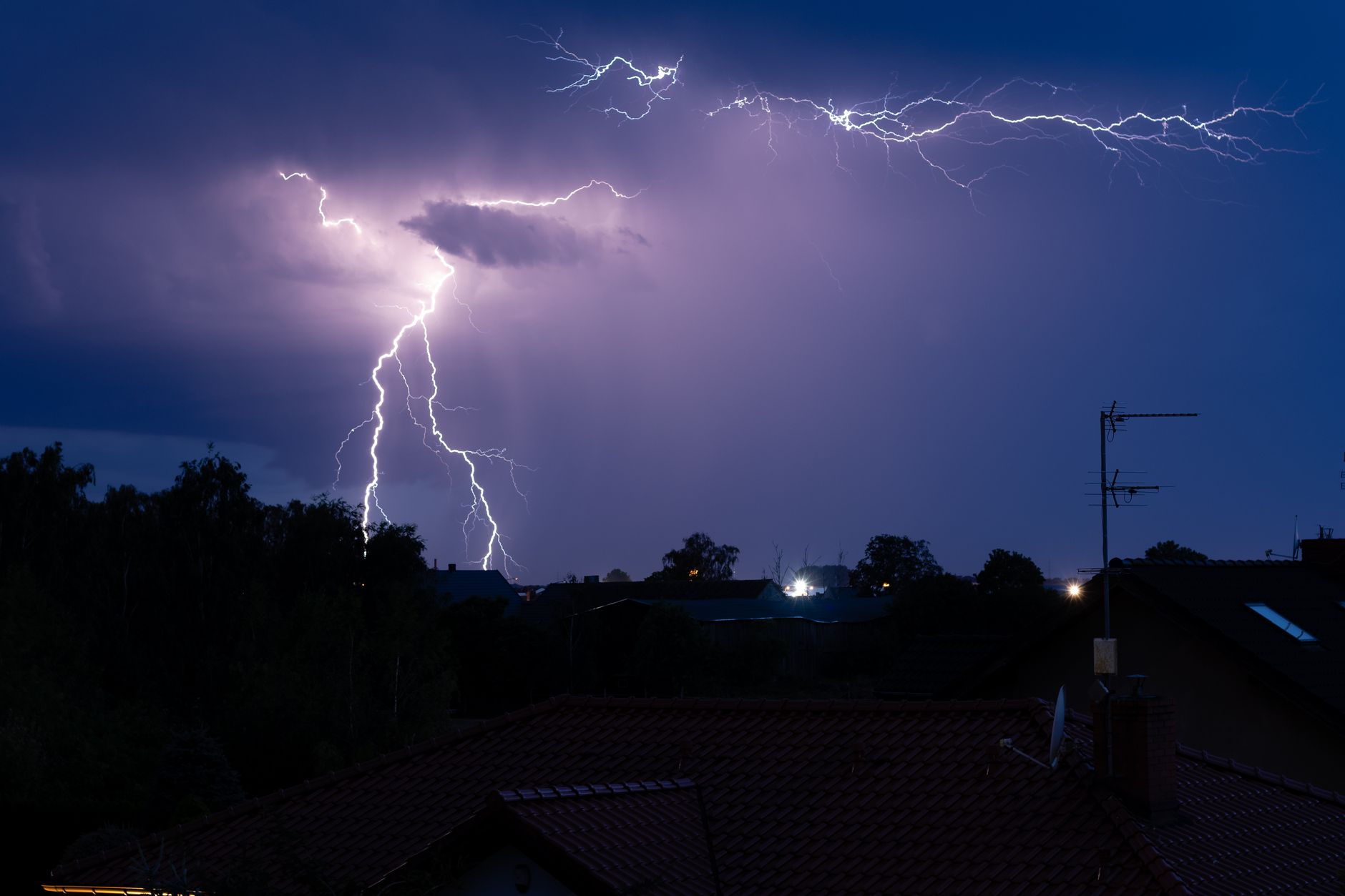 Jak działa piorunochron w domu i dlaczego to nie jest magnes na burze - zdjecie w tresci